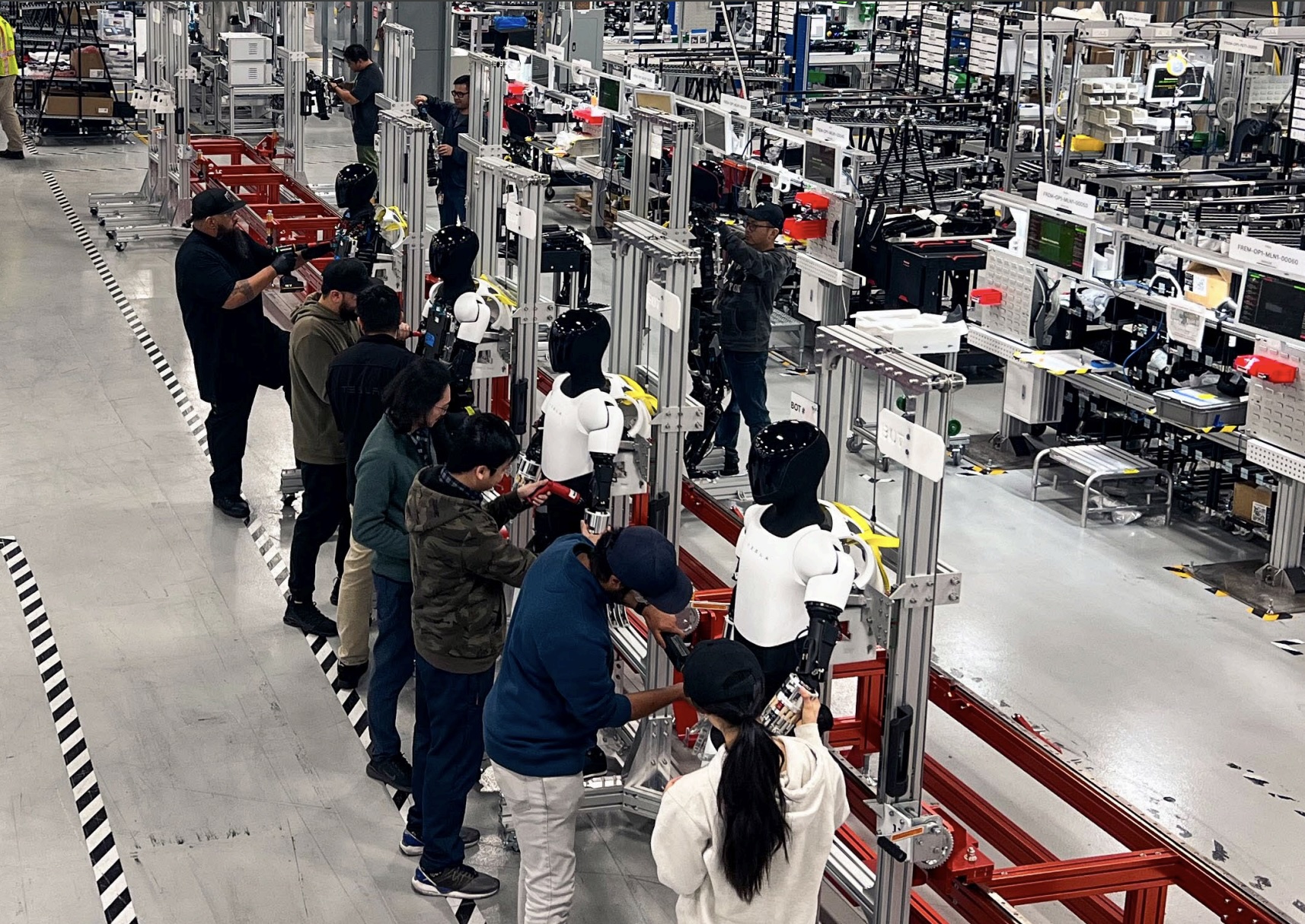 Tesla, Fabrikalarına Bin İnsansı Robot Yerleştirdi mi?