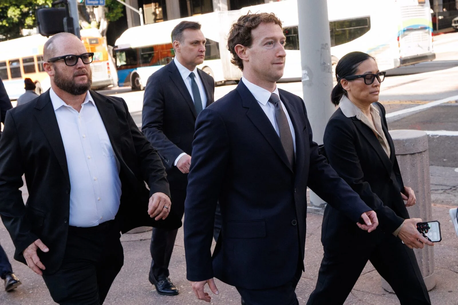 Mark Zuckerberg Mahkemede Gozlukleriyle Olay Oldu